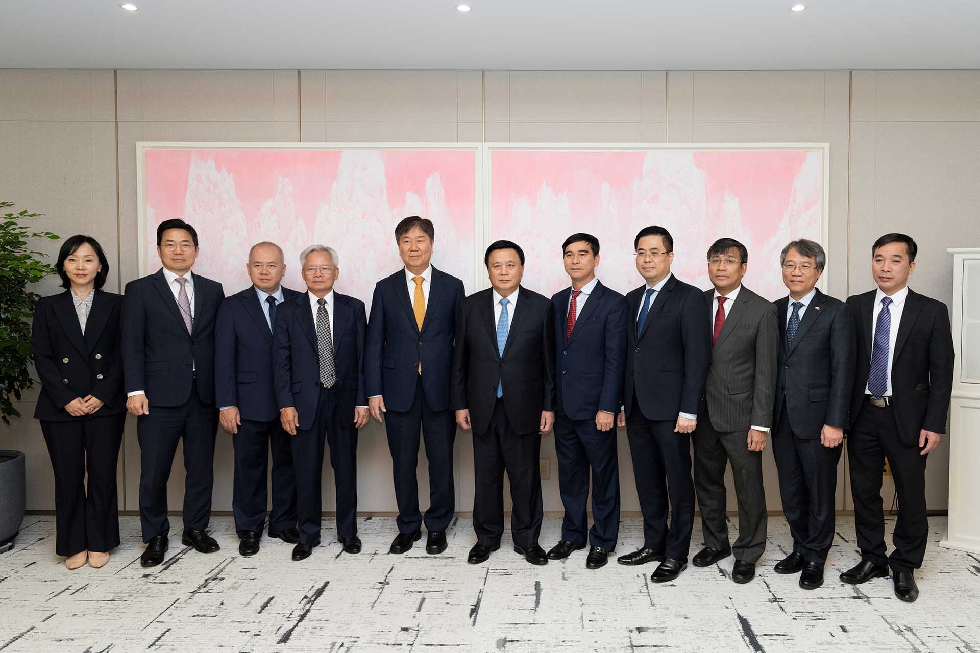 Đồng chí Nguyễn Xuân Thắng, Ủy viên Bộ Chính trị, Giám đốc Học viện Chính trị quốc gia Hồ Chí Minh, Chủ tịch Hội đồng Lý luận Trung ương và đoàn chụp ảnh tại buổi làm việc với Chánh Văn phòng Tổng thống Hàn Quốc Kim Dae Ki. (Nguồn: TTXVN) Đồng chí Nguyễn Xuân Thắng, Ủy viên Bộ Chính trị, Giám đốc Học viện Chính trị quốc gia Hồ Chí Minh, Chủ tịch Hội đồng Lý luận Trung ương và đoàn chụp ảnh tại buổi làm việc với Chánh Văn phòng Tổng thống Hàn Quốc Kim Dae Ki. (Nguồn: TTXVN)