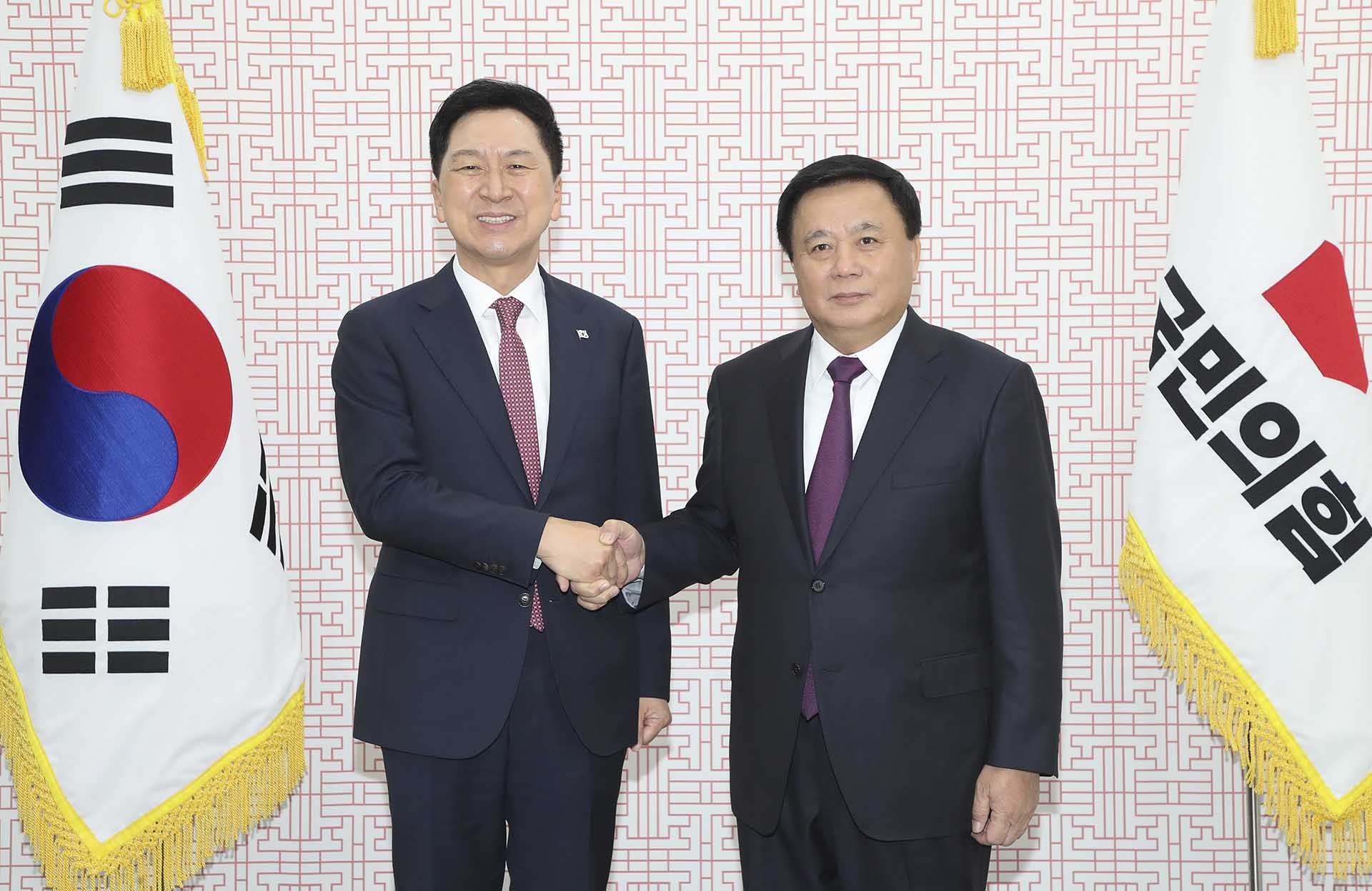 Đồng chí Nguyễn Xuân Thắng, Ủy viên Bộ Chính trị, Giám đốc Học viện Chính trị quốc gia Hồ Chí Minh, Chủ tịch Hội đồng Lý luận Trung ương và Chủ tịch Đảng cầm quyền Sức mạnh Quốc dân Kim Gi Hyeon. (Nguồn: TTXVN) Đồng chí Nguyễn Xuân Thắng, Ủy viên Bộ Chính trị, Giám đốc Học viện Chính trị quốc gia Hồ Chí Minh, Chủ tịch Hội đồng Lý luận Trung ương và Chủ tịch Đảng cầm quyền Sức mạnh Quốc dân Kim Gi Hyeon. (Nguồn: TTXVN)