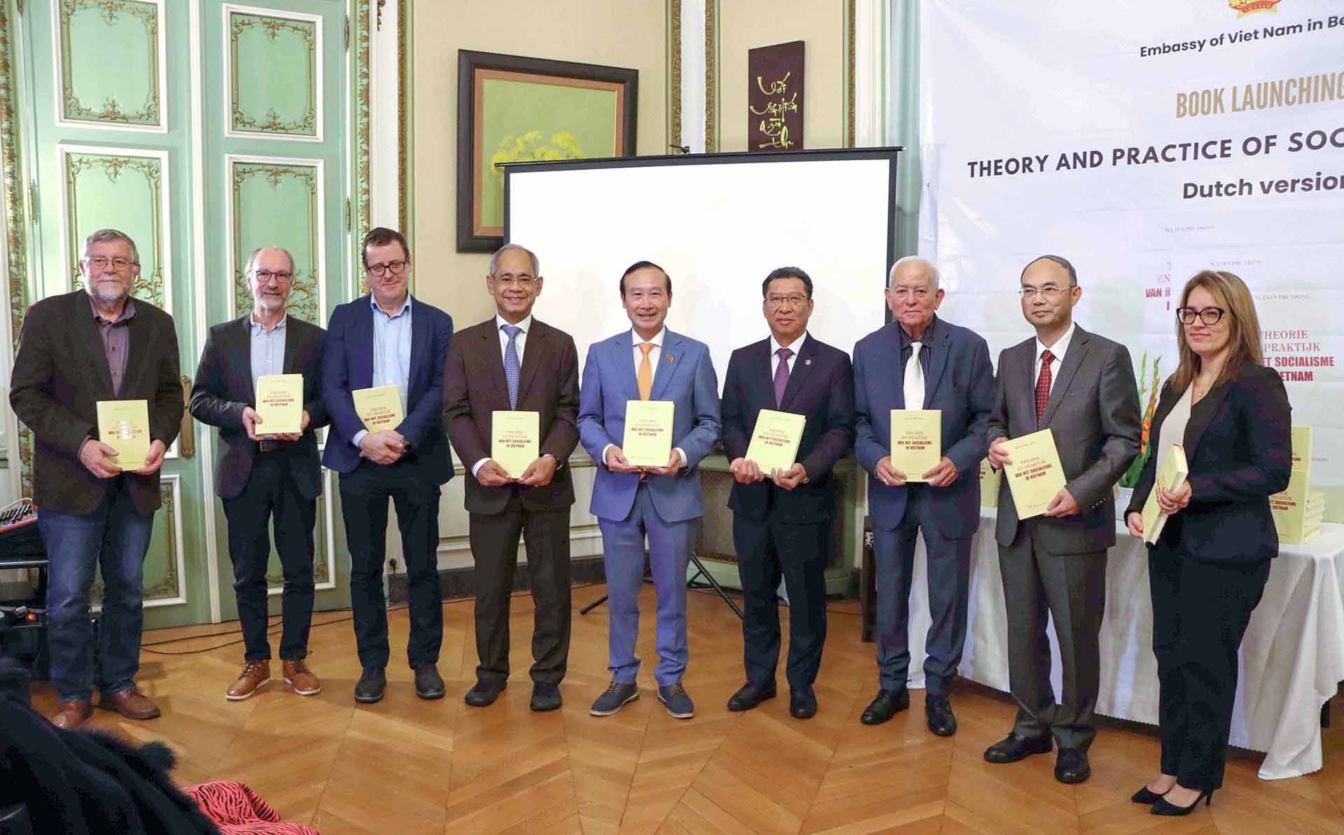 Đại sứ Nguyễn Văn Thảo (giữa) và các Đại sứ, thành viên Đảng Lao động Bỉ (PTB), Chủ tịch Hội hữu nghị Bỉ-Việt, tại Lễ ra mắt cuốn sách của Tổng Bí thư Nguyễn Phú Trọng. (Nguồn: TTXVN) Đại sứ Nguyễn Văn Thảo (giữa) và các Đại sứ, thành viên Đảng Lao động Bỉ (PTB), Chủ tịch Hội hữu nghị Bỉ-Việt, tại Lễ ra mắt cuốn sách của Tổng Bí thư Nguyễn Phú Trọng. (Nguồn: TTXVN)