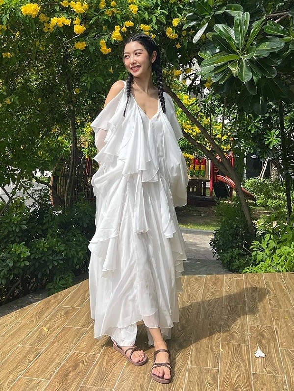 Trang phục bèo nhún xếp tầng đem tới cho mỹ nhân sinh năm 1993 vẻ nữ tính và tạo độ bay bổng khi chụp hình.