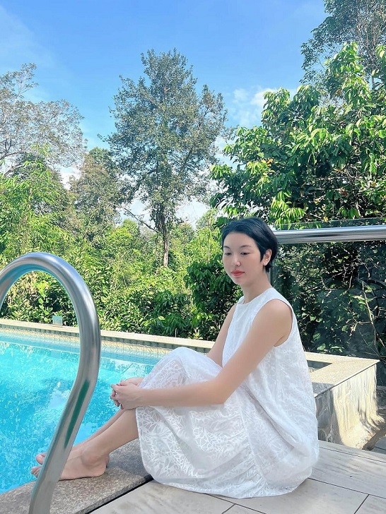 Á hậu Thúy Vân ưu tiên gam trắng và các màu trung tính bởi dễ phù hợp bối cảnh xung quanh.