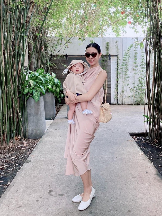 Á hậu diện váy suông xếp nếp. 