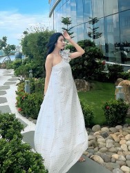 Á hậu Thúy Vân chọn trang phục đơn sắc, kiểu dáng thoáng mát khi đi nghỉ dưỡng