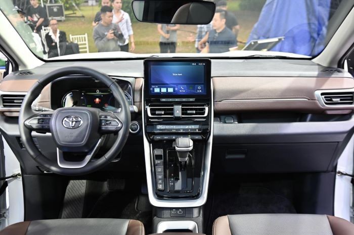 Cận cảnh Toyota Innova Cross 2.0HEV, giá 990 triệu đồng Cận cảnh Toyota Innova Cross 2.0HEV, giá 990 triệu đồng