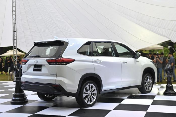 Cận cảnh Toyota Innova Cross 2.0HEV, giá 990 triệu đồng Cận cảnh Toyota Innova Cross 2.0HEV, giá 990 triệu đồng