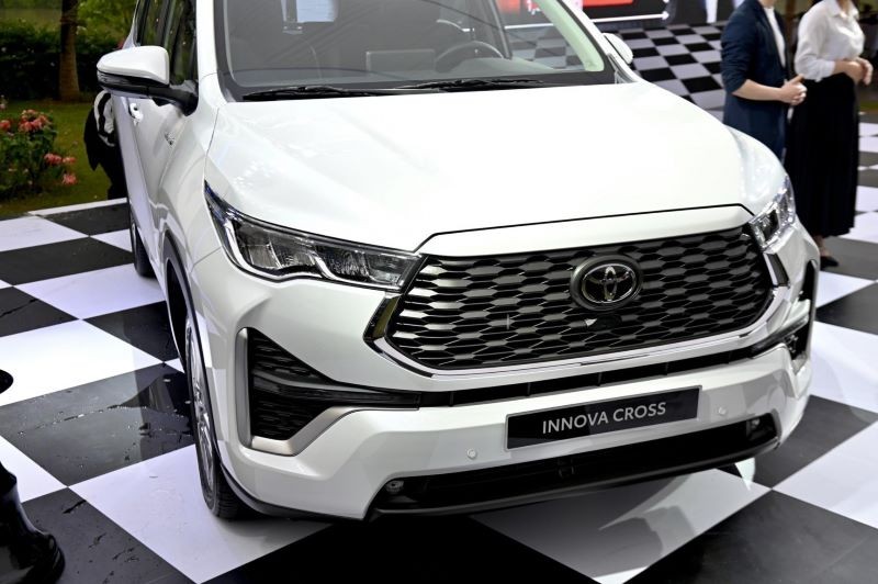 Cận cảnh Toyota Innova Cross 2.0HEV, giá 990 triệu đồng Cận cảnh Toyota Innova Cross 2.0HEV, giá 990 triệu đồng