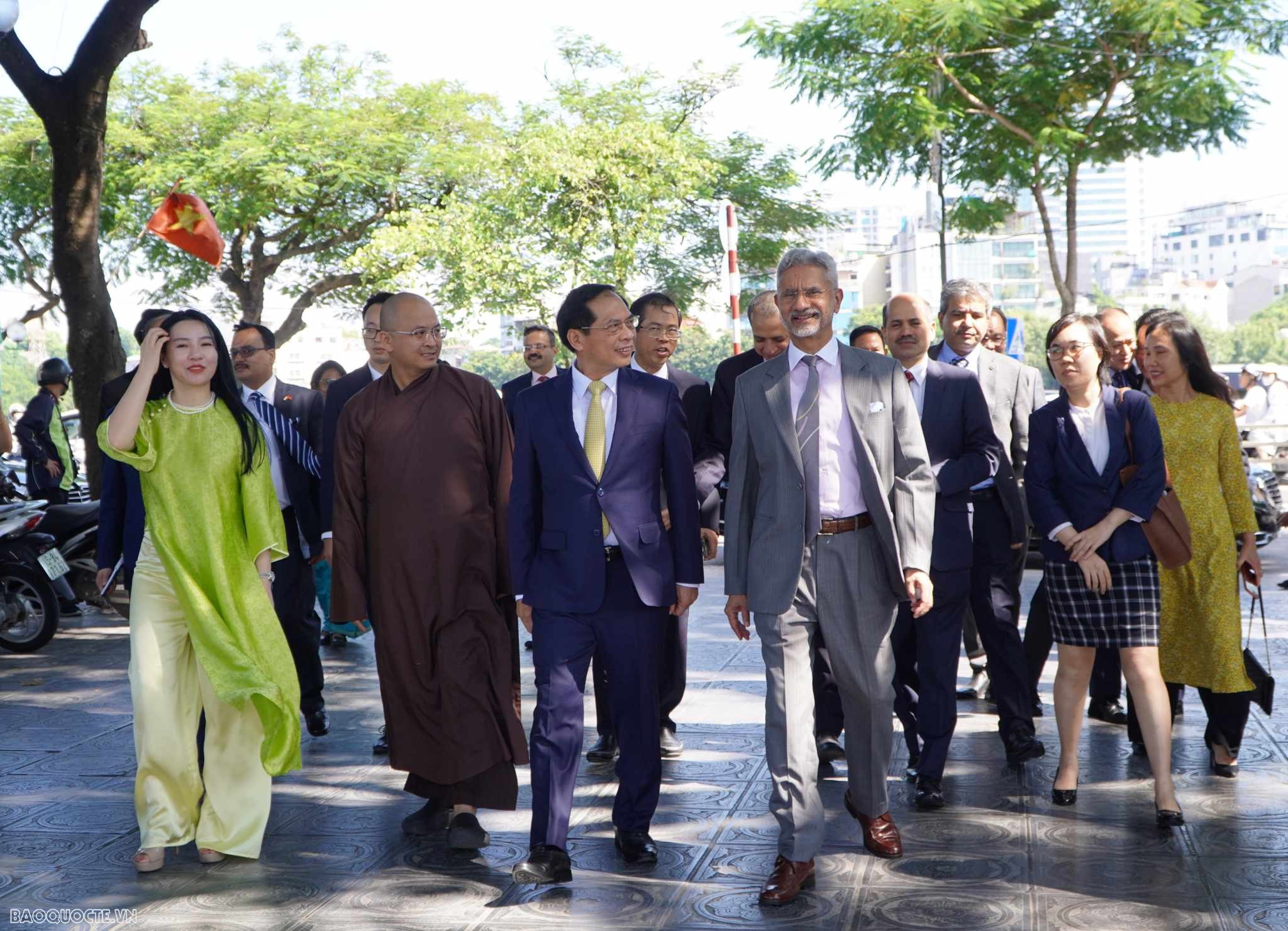 Trong một buổi chiều thu Hà Nội, hai Bộ trưởng