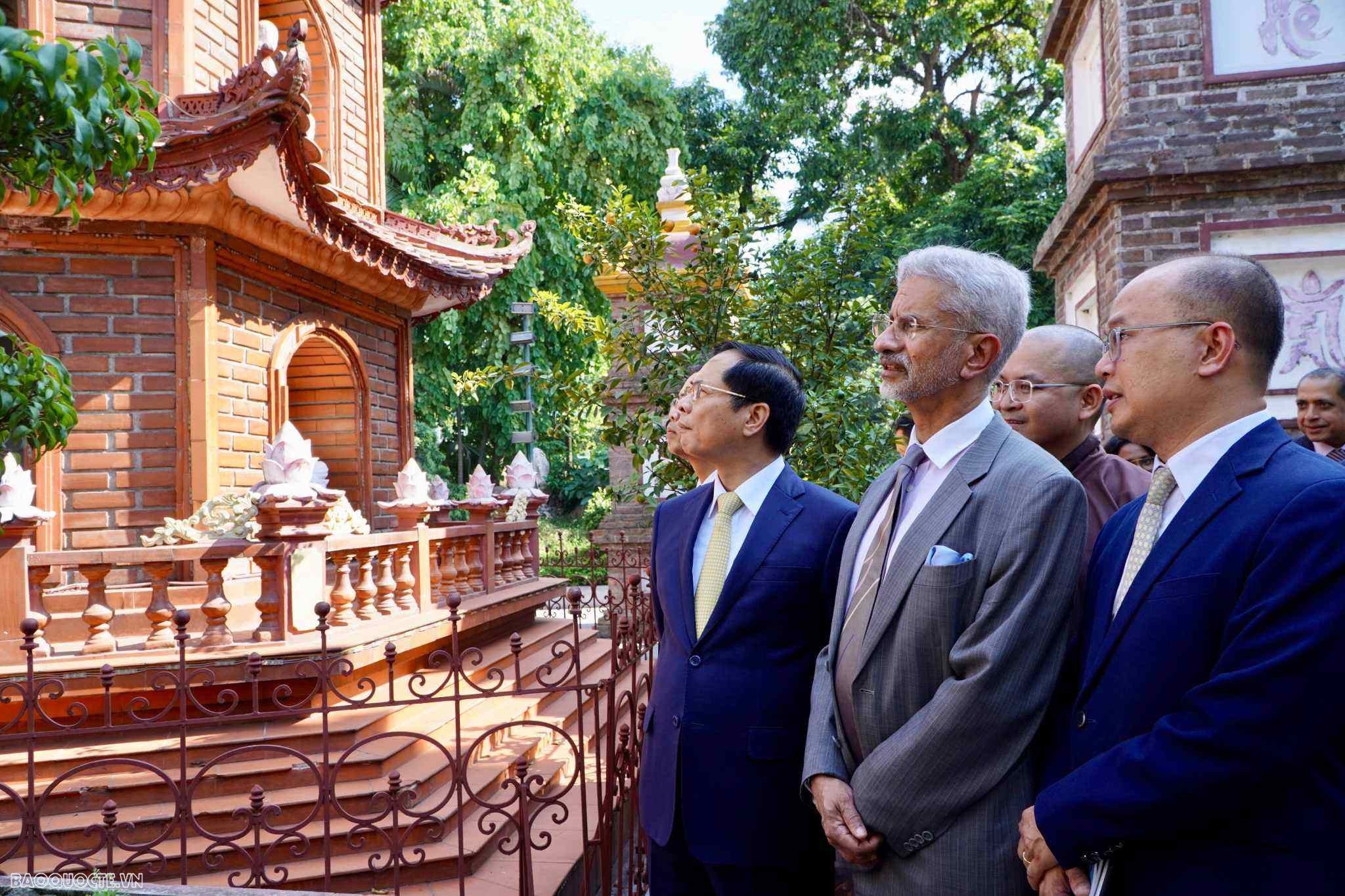 Bộ trưởng Ngoại giao Việt Nam và Ấn Độ thăm chùa Trấn Quốc