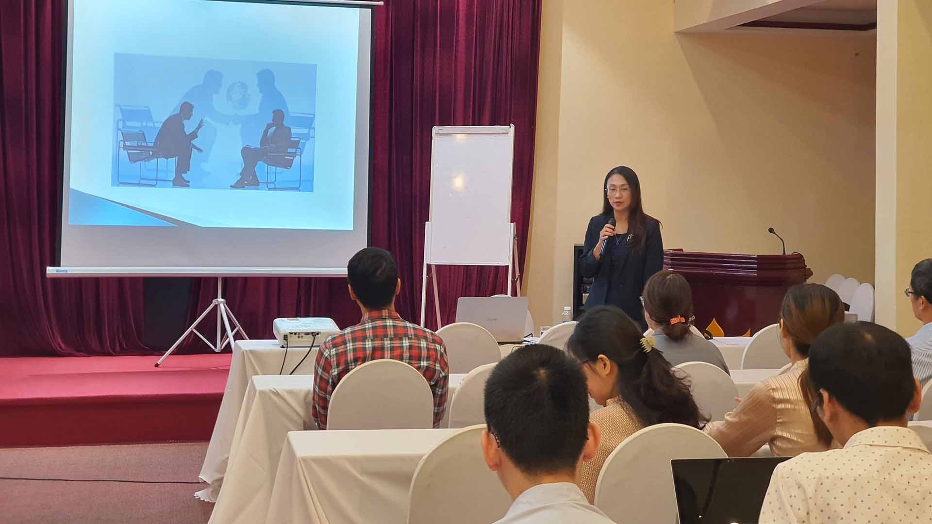 ThS. Châu Mai Anh, Phó Cục trưởng Cục Lễ tân Nhà nước, Bộ Ngoại giao giảng bài tại khóa bồi dưỡng.