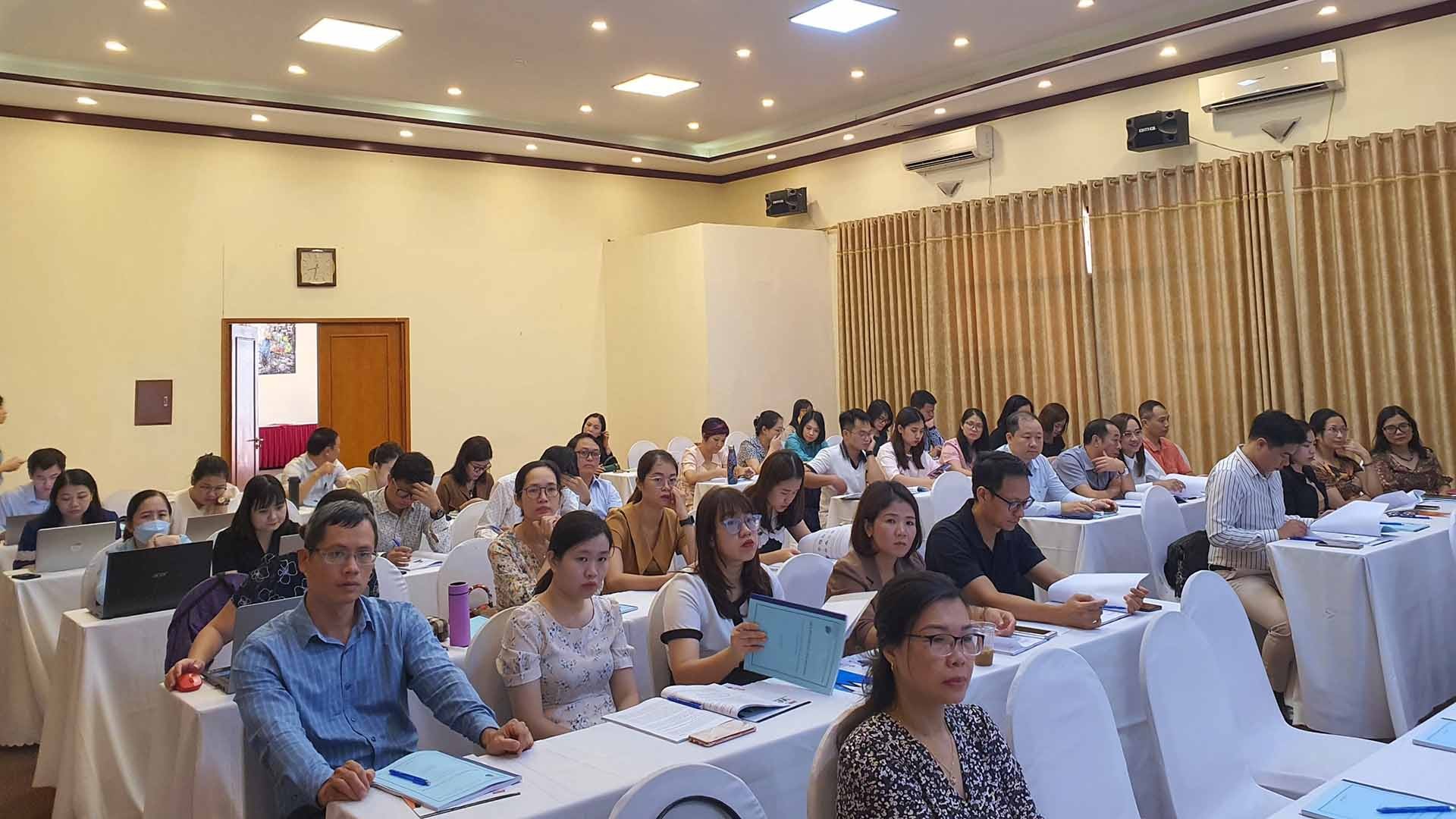 Các học viên tham dự khóa bồi dưỡng.