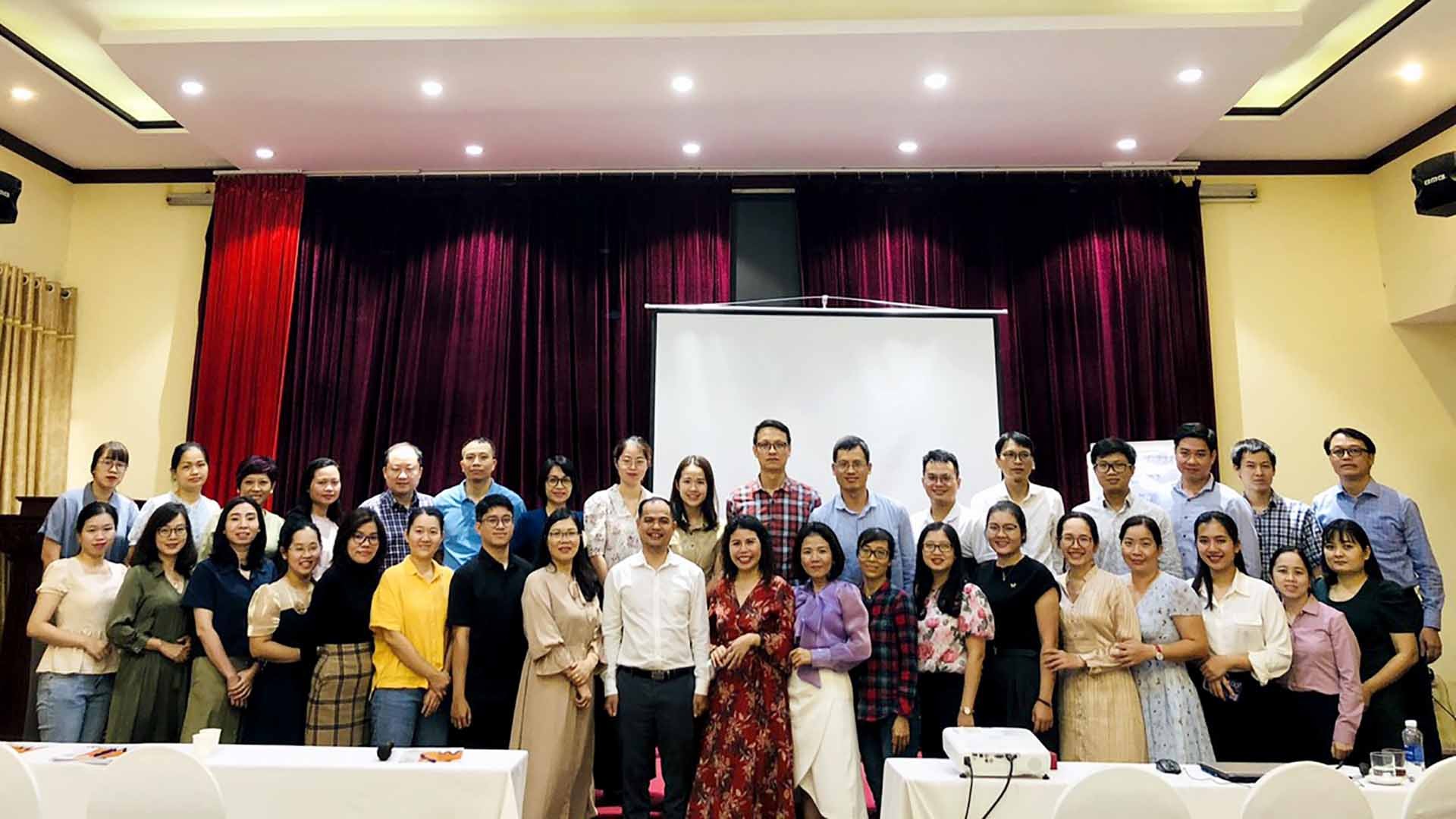 Các đại biểu chụp ảnh lưu niệm.