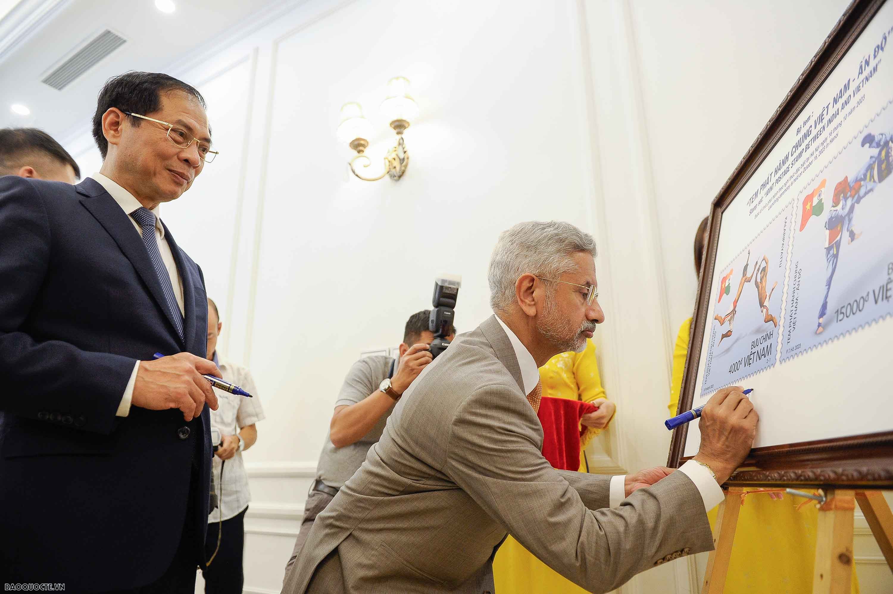 Hình ảnh môn võ dân tộc của Việt Nam-Ấn Độ trên tem chung hai nước Hình ảnh môn võ dân tộc của Việt Nam-Ấn Độ trên tem chung hai nước