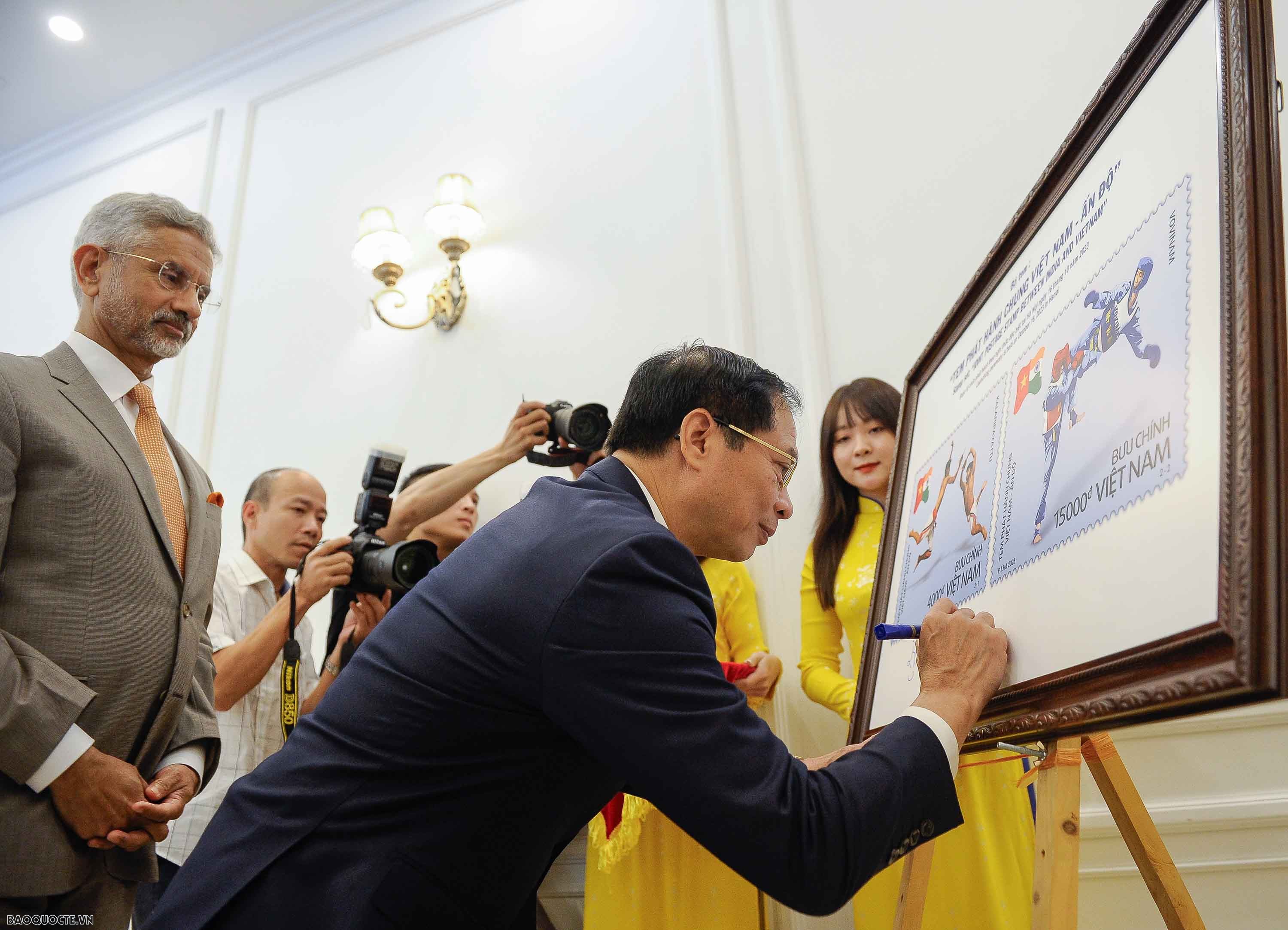 Hình ảnh môn võ dân tộc của Việt Nam-Ấn Độ trên tem chung hai nước Hình ảnh môn võ dân tộc của Việt Nam-Ấn Độ trên tem chung hai nước