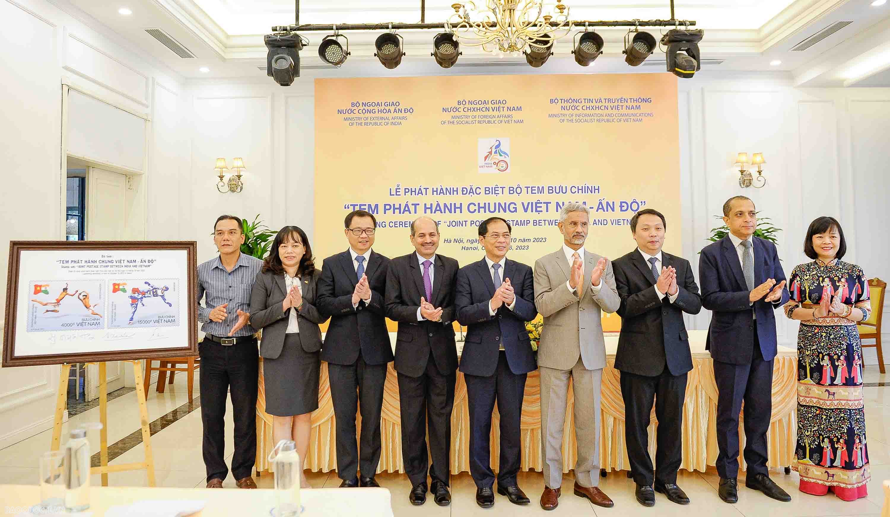 Hình ảnh môn võ dân tộc của Việt Nam-Ấn Độ trên tem chung hai nước Hình ảnh môn võ dân tộc của Việt Nam-Ấn Độ trên tem chung hai nước