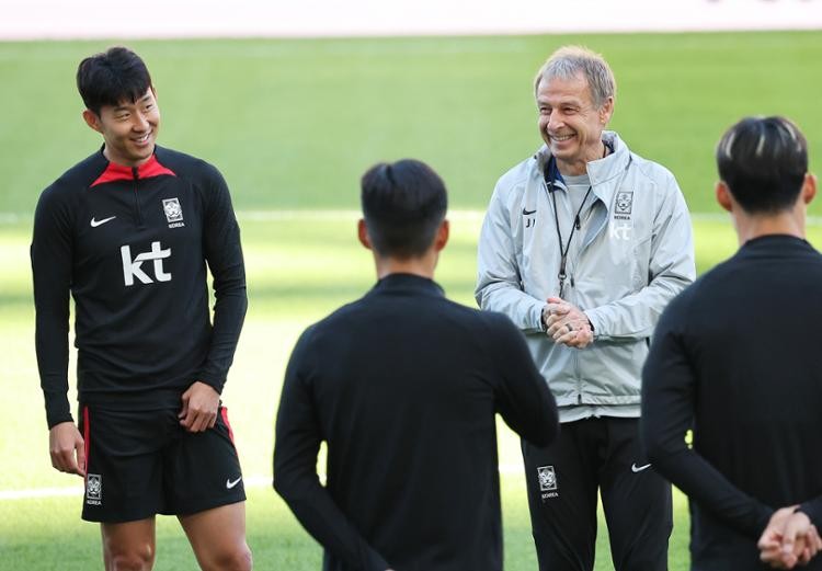 Bóng đá giao hữu Việt Nam và Hàn Quốc: HLV Jurgen Klinsmann chia sẻ ý kiến tại họp báo trước trận đấu Bóng đá giao hữu Việt Nam và Hàn Quốc: HLV Jurgen Klinsmann chia sẻ ý kiến tại họp báo trước trận đấu