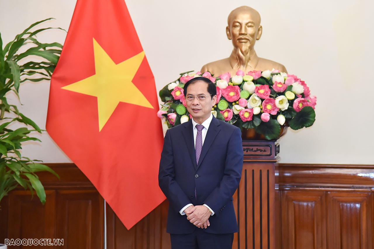 Phát biểu tại lễ trao quyết định, Ủy viên Trung ương Đảng, Bộ trưởng Ngoại giao Bùi Thanh Sơn chúc mừng tân Thứ trưởng Ngoại giao, đồng thời nhấn mạnh đây là sự tin tưởng của Lãnh đạo Đảng, Nhà nước và Bộ Ngoại giao đối với đồng chí Nguyễn Minh Hằng. Trong ảnh: Bộ trưởng Ngoại giao Bùi Thanh Sơn, Thứ trưởng Thường trực Bộ Ngoại giao Nguyễn Minh Vũ và các khách mời chụp ảnh lưu niệm với tân Thứ trưởng Ngoại giao. Phát biểu tại lễ trao quyết định, Ủy viên Trung ương Đảng, Bộ trưởng Ngoại giao Bùi Thanh Sơn chúc mừng tân Thứ trưởng Ngoại giao, đồng thời nhấn mạnh đây là sự tin tưởng của Lãnh đạo Đảng, Nhà nước và Bộ Ngoại giao đối với đồng chí Nguyễn Minh Hằng. Trong ảnh: Bộ trưởng Ngoại giao Bùi Thanh Sơn, Thứ trưởng Thường trực Bộ Ngoại giao Nguyễn Minh Vũ và các khách mời chụp ảnh lưu niệm với tân Thứ trưởng Ngoại giao.