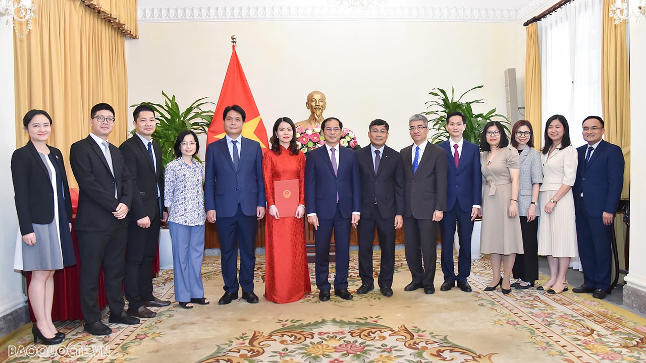 Trao quyết định bổ nhiệm Thứ trưởng Ngoại giao Nguyễn Minh Hằng Trao quyết định bổ nhiệm Thứ trưởng Ngoại giao Nguyễn Minh Hằng