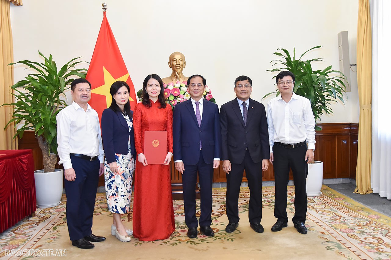 Tham dự buổi lễ trao quyết định về phía khách mời có: đồng chí Đào Ngọc Anh, Phó Vụ trưởng Vụ Trung ương 1A, Ủy ban Kiểm tra Trung ương; đồng chí Lê Minh Hương, Phó Vụ trưởng Vụ Công chức-Viên chức, Bộ Nội vụ; đồng chí Vũ Hải Đăng, đại diện Vụ Theo dõi công tác phòng, chống tham nhũng, tiêu cực, Ban Nội chính Trung ương. Tham dự buổi lễ trao quyết định về phía khách mời có: đồng chí Đào Ngọc Anh, Phó Vụ trưởng Vụ Trung ương 1A, Ủy ban Kiểm tra Trung ương; đồng chí Lê Minh Hương, Phó Vụ trưởng Vụ Công chức-Viên chức, Bộ Nội vụ; đồng chí Vũ Hải Đăng, đại diện Vụ Theo dõi công tác phòng, chống tham nhũng, tiêu cực, Ban Nội chính Trung ương.