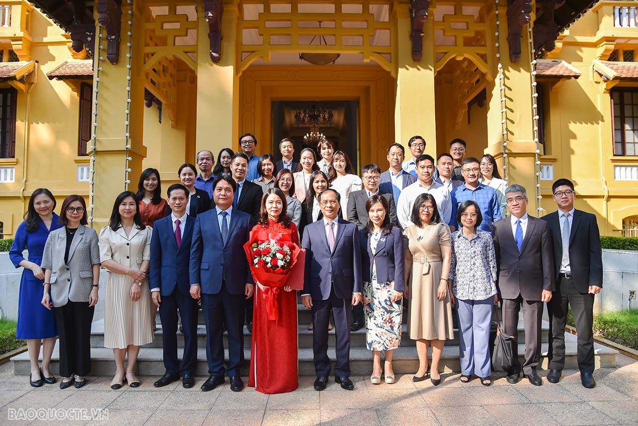 Trao quyết định bổ nhiệm Thứ trưởng Ngoại giao Nguyễn Minh Hằng Trao quyết định bổ nhiệm Thứ trưởng Ngoại giao Nguyễn Minh Hằng