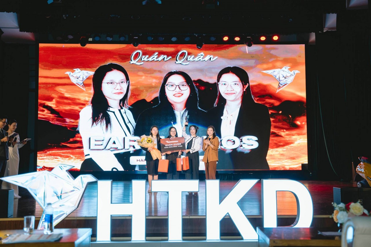 Ba cô gái xuất sắc dành ngôi vị quán quân cuộc thi Hành trình Kinh doanh 2023 - sân chơi bổ ích dành cho sinh viên khối ngành Kinh tế