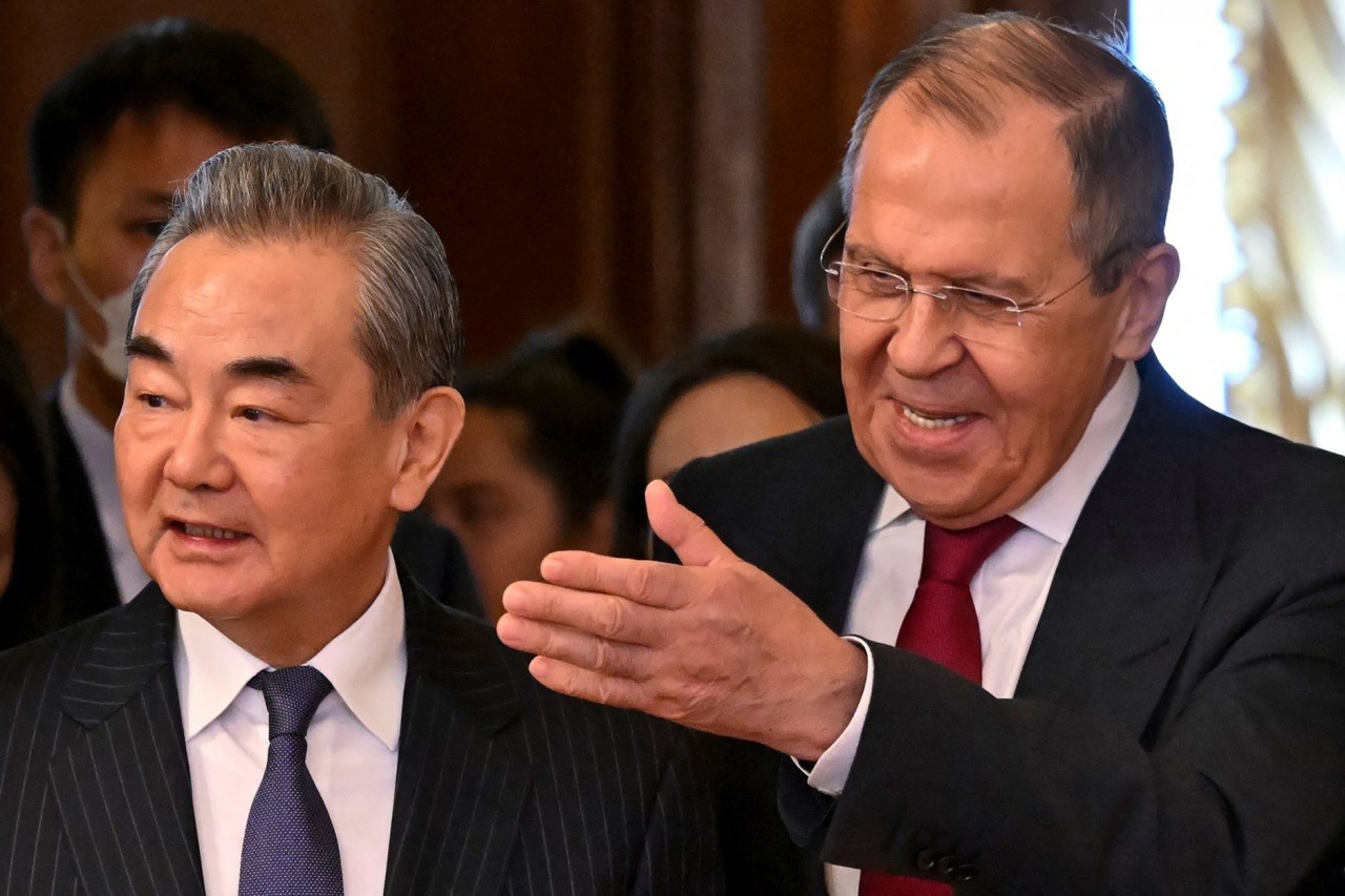 Ngày 16/10, Bộ trưởng Ngoại giao Trung Quốc Vương Nghị (Wang Yi) và người đồng cấp Nga Sergei Lavrov đã hội đàm tại Bắc Kinh, thảo luận về nhiều vấn đề cùng quan tâm. (Nguồn: Reuters) Ngày 16/10, Bộ trưởng Ngoại giao Trung Quốc Vương Nghị (Wang Yi) và người đồng cấp Nga Sergei Lavrov đã hội đàm tại Bắc Kinh, thảo luận về nhiều vấn đề cùng quan tâm. (Nguồn: Reuters)