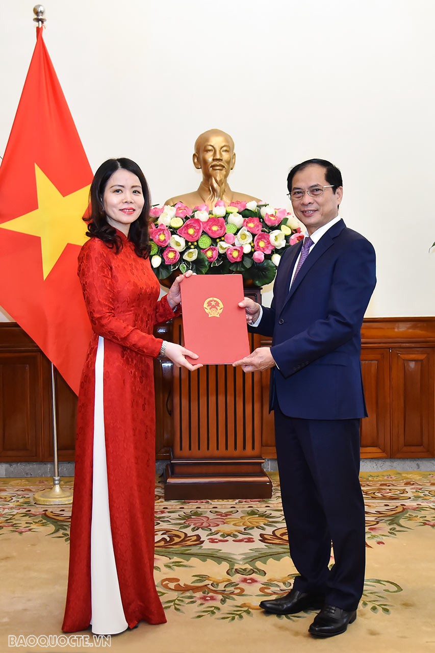 Trao quyết định bổ nhiệm Thứ trưởng Ngoại giao Nguyễn Minh Hằng Trao quyết định bổ nhiệm Thứ trưởng Ngoại giao Nguyễn Minh Hằng