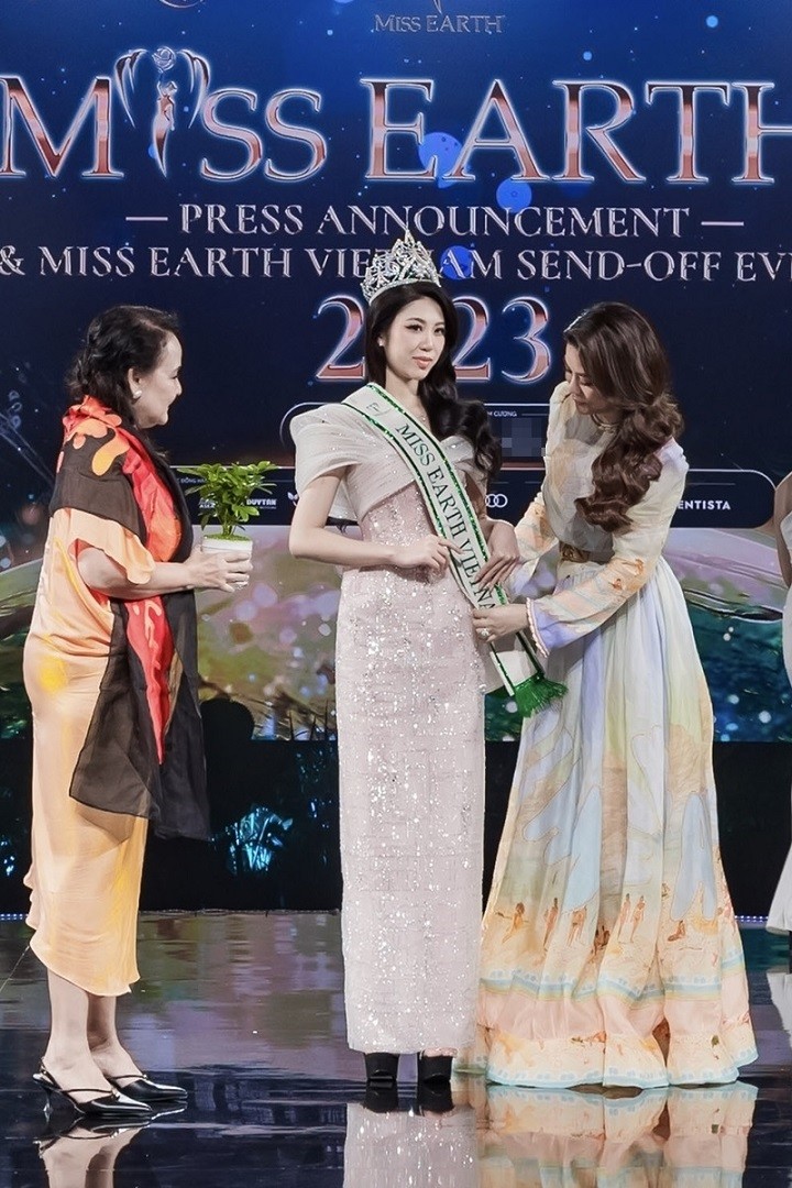 Chủ tịch Miss Earth Vietnam Trương Ngọc Ánh cùng Phó chủ tịch Miss Earth Lorraine Schuck trao sash đại diện Việt Nam cho Đỗ Thị Lan Anh. Người đẹp sinh năm 1997 mới giành ngôi vị cao nhất tại Miss Earth Vietnam 2023 trước đó hai ngày. Đại diện Việt Nam tại đấu trường nhan sắc Miss Earth năm nay, Lan Anh tranh tài ngay tại Việt Nam, ở TP. Hồ Chí Minh và một số tỉnh thành khác. Từ cuối tháng 11 đến ngày 23/12, cô cùng các thí sinh quốc tế sẽ có nhiều hoạt động nhằm trao đổi văn hóa và phát triển du lịch xanh, lên ý tưởng cho các dự án môi trường.