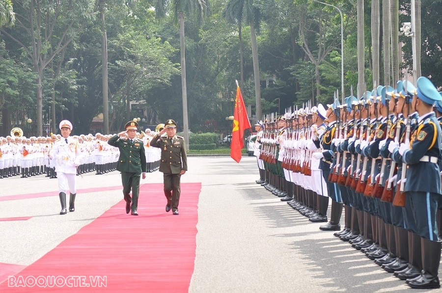 (10.17) Hai lãnh đạo Quân đội duyệt đội danh dự. (Ảnh: Minh Quân)