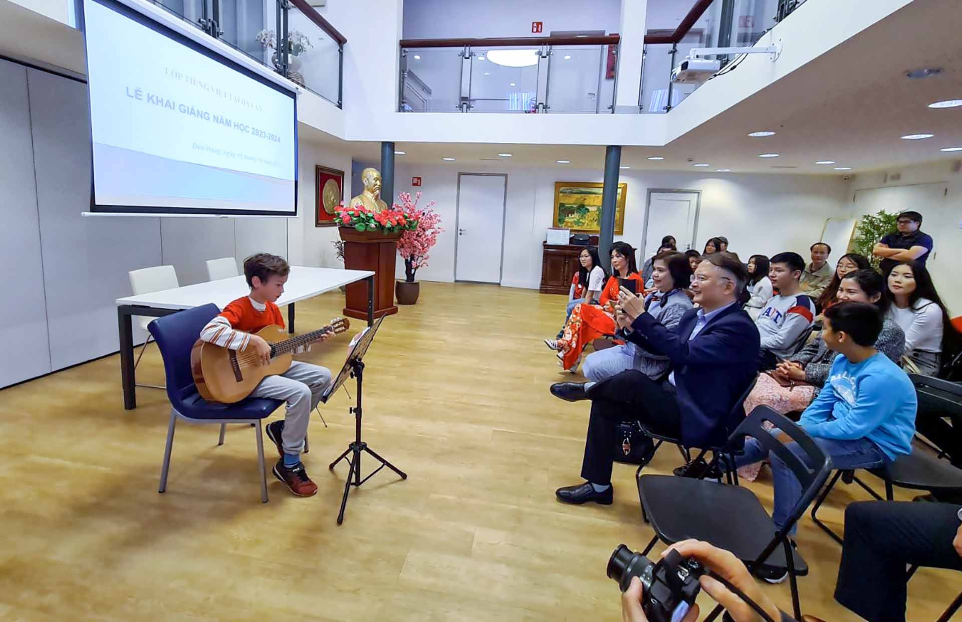 Khai giảng lớp tiếng Việt, năm học 2023-2024 tại Hà Lan Khai giảng lớp tiếng Việt năm học 2023-2024 tại Hà Lan