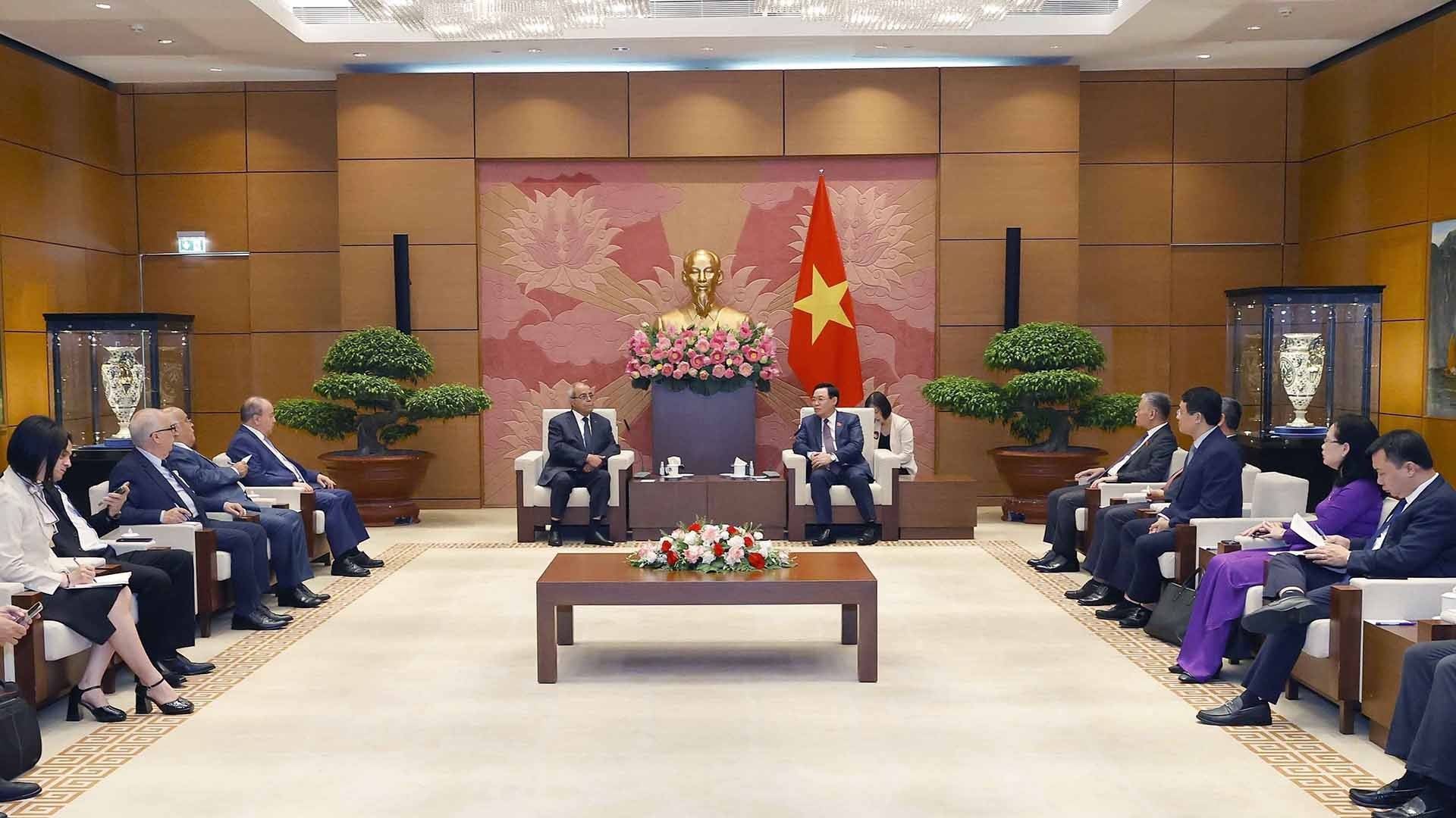 Chủ tịch Quốc hội Vương Đình Huệ tiếp Bộ trưởng Bộ Công nghiệp và sản xuất dược phẩm Algeria Ali Aoun. (Nguồn: TTXVN)