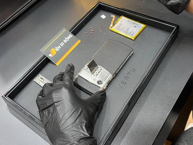 Kỹ thuật viên kiểm tra và tháo lắp pin mới Kỹ thuật viên kiểm tra và tháo lắp pin mới