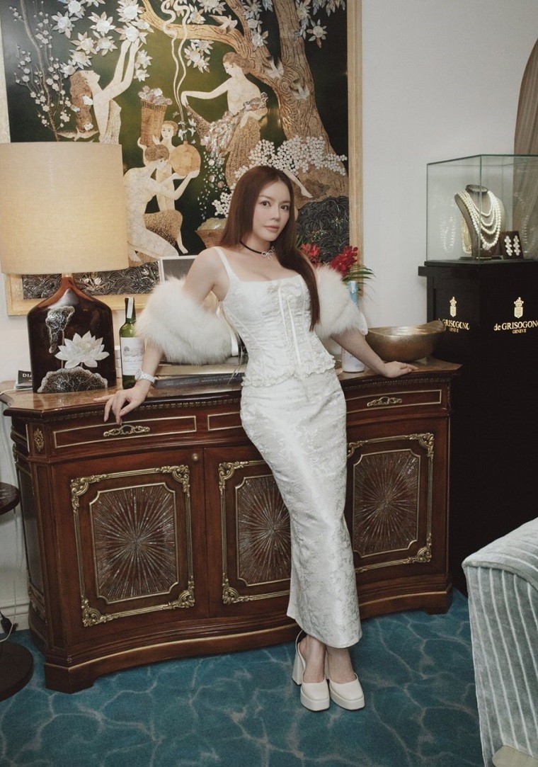 Diễn viên Lý Nhã Kỳ mở tiệc tri ân bạn bè và tâm sự nhân dịp 20/10