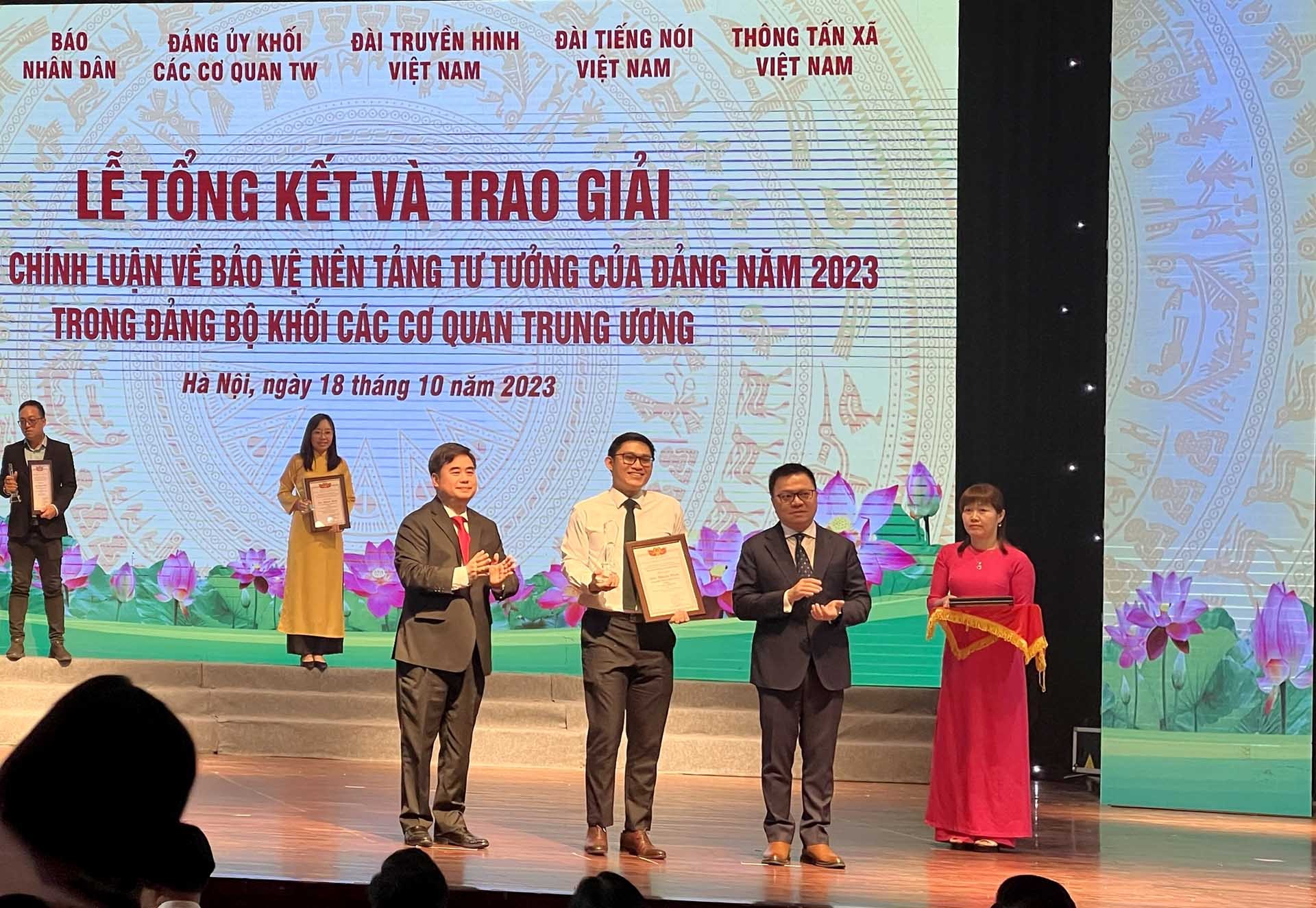 Đại diện nhóm tác giả Đoàn thanh niên Bộ Ngoại giao giành giải khuyến khích thể loại Phát thanh/Truyền hình/Video clip. Đại diện nhóm tác giả Đoàn thanh niên Bộ Ngoại giao giành giải khuyến khích thể loại Phát thanh/Truyền hình/Video clip.