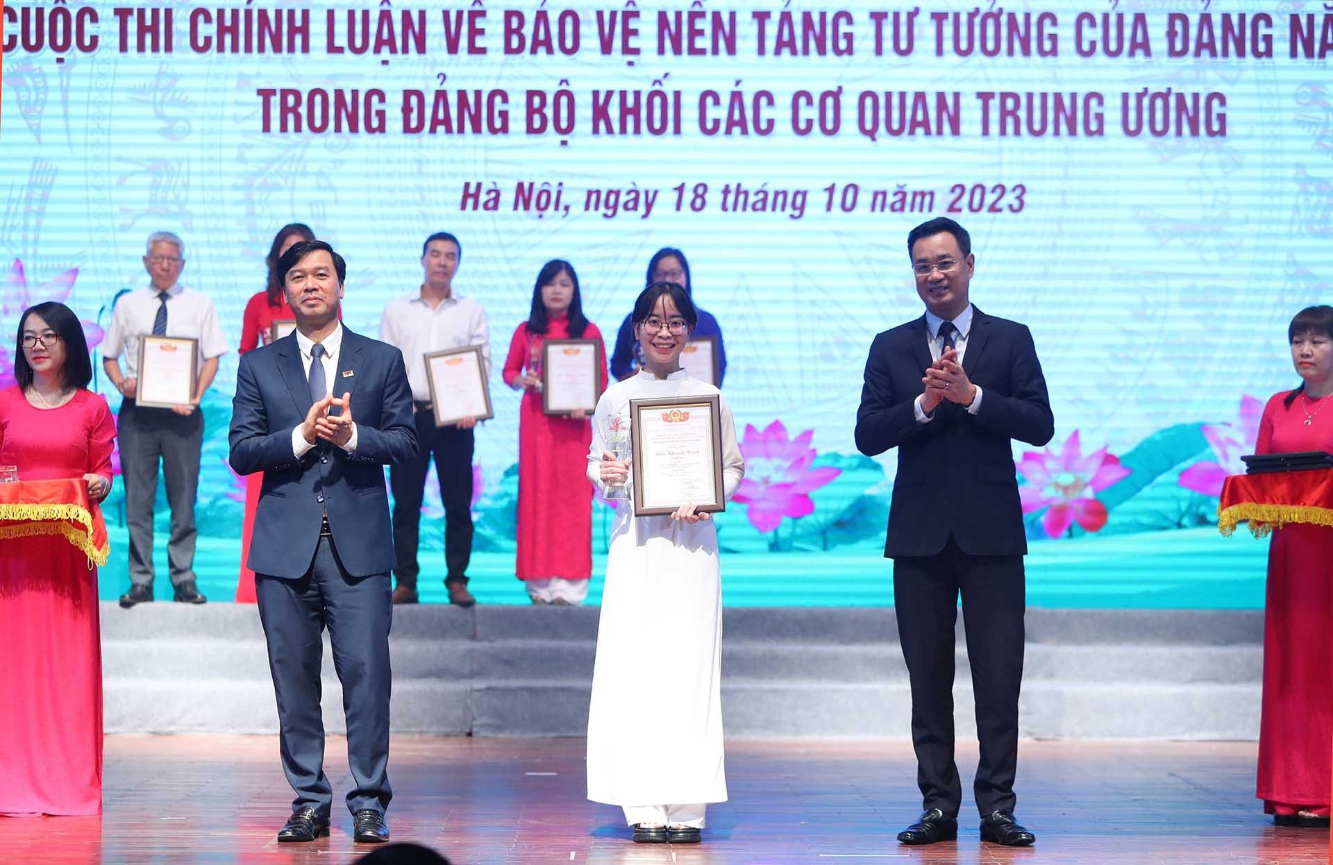 Đại diện nhóm tác giả Bộ Ngoại giao giành giải khuyến khích thể loại Báo Đại diện nhóm tác giả Bộ Ngoại giao giành giải khuyến khích thể loại Báo