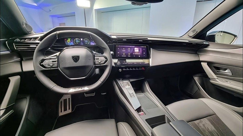 Peugeot 408 xuất hiện tại đại lý chuẩn bị cho ngày ra mắt