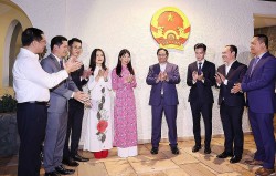 Làm nữ Đại sứ cách nửa vòng Trái đất