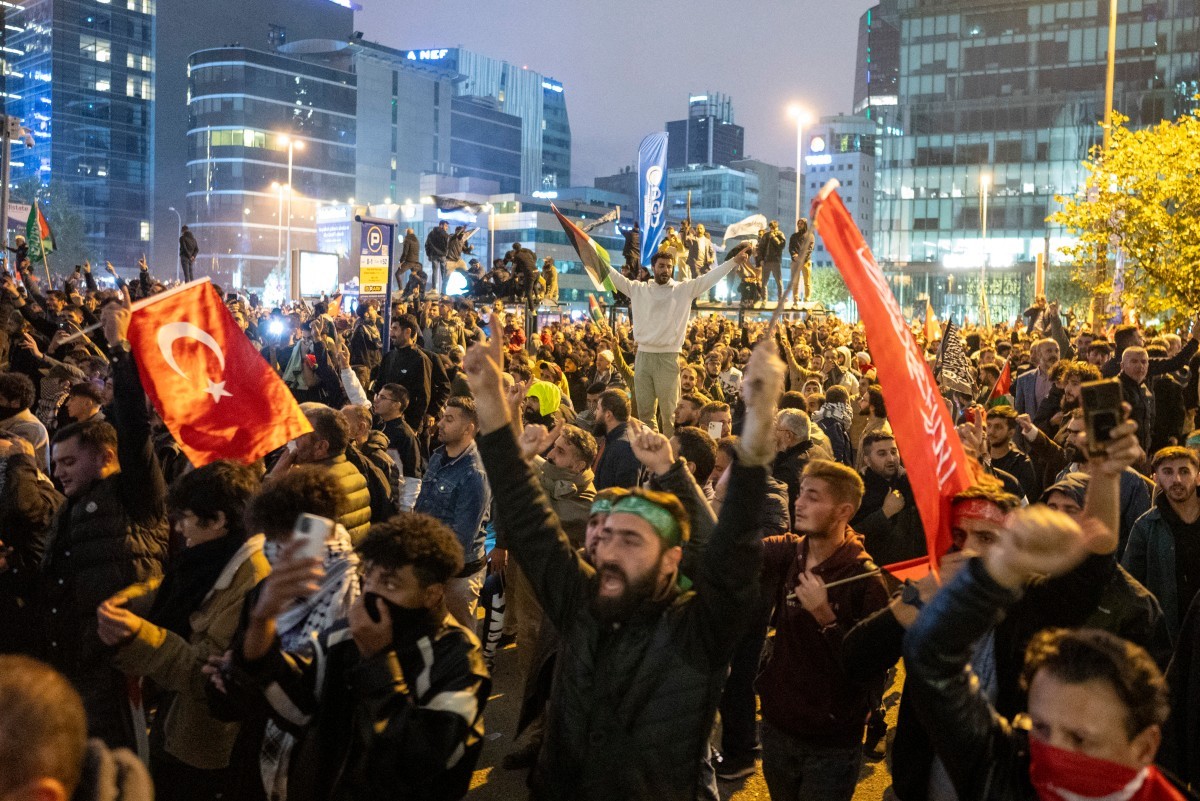 Biểu tình bên ngoài Tổng lãnh sự quán Israel ở Istanbul, Thổ Nhĩ Kỳ ngày 18/10. (Nguồn: AFP) Biểu tình bên ngoài Tổng lãnh sự quán Israel ở Istanbul, Thổ Nhĩ Kỳ ngày 18/10. (Nguồn: AFP)