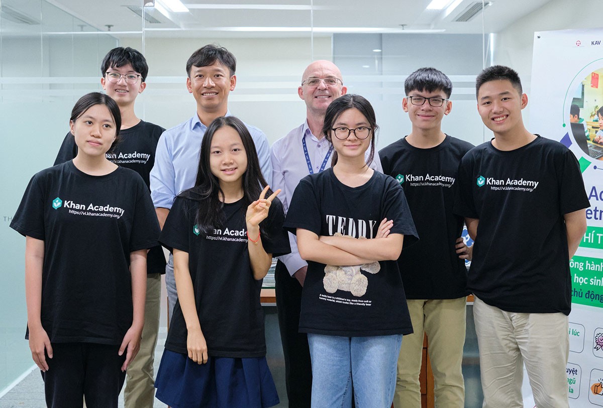 Đại diện College Board chia sẻ với học sinh Việt Nam về bài thi SAT: Đừng quá áp lực vào điểm số Đại diện College Board chia sẻ với học sinh Việt Nam về bài thi SAT: Đừng quá áp lực vào điểm số