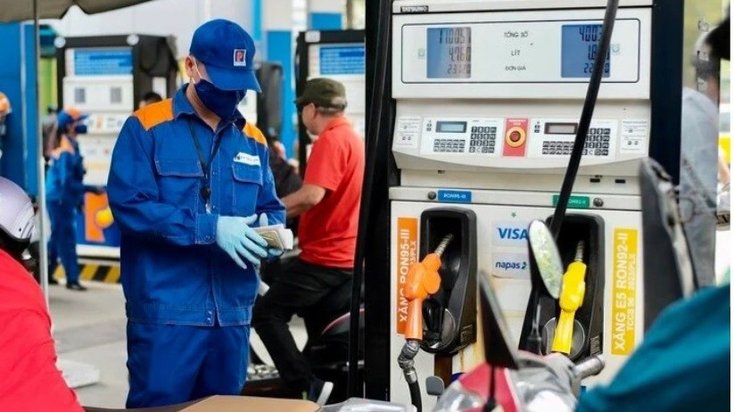 gia xang dau hom nay 812 duy tri da lao doc gia trong nuoc quay dau dong loat giam