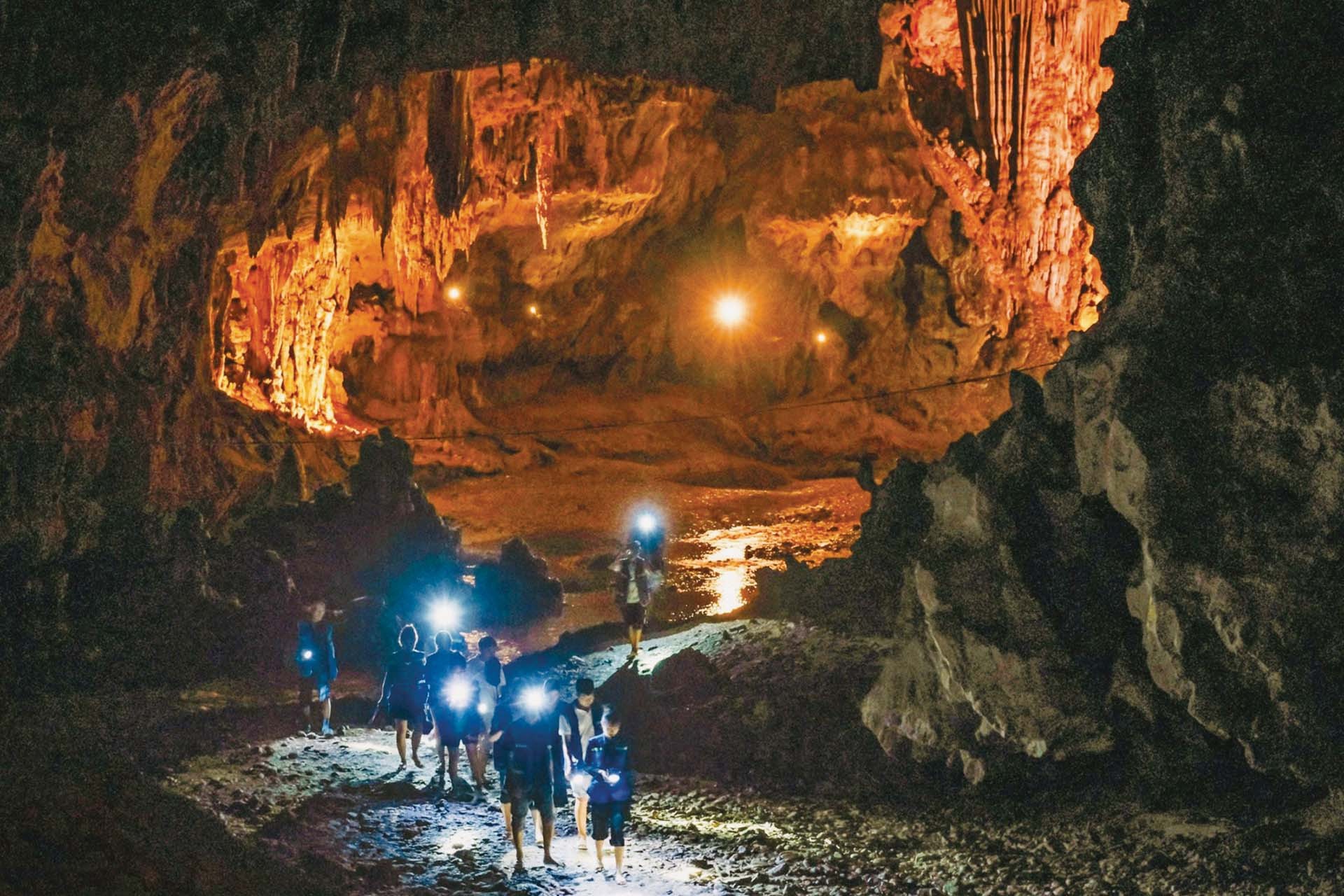 Khám phá động Ngườm Ngao. (Ảnh: Hà Anh) Khám phá động Ngườm Ngao. (Ảnh: Hà Anh)