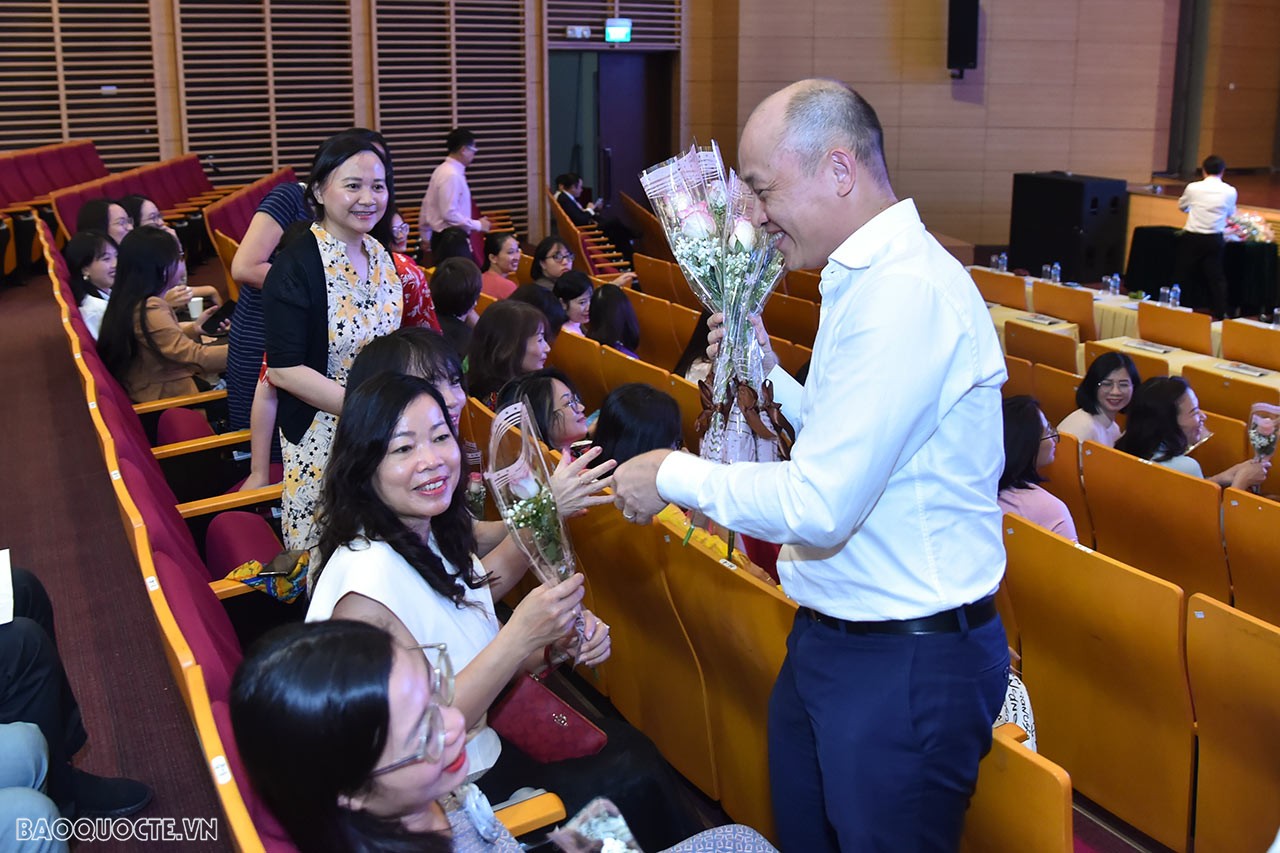 Cán bộ ngoại giao nữ luôn bản lĩnh và ý chí, nghị lực và sáng tạo, sự bao dung và lòng nhân ái