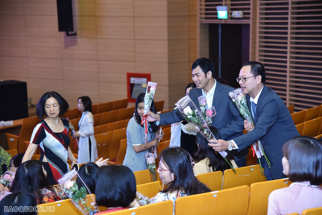 Thủ trưởng các đơn vị tặng hoa cho các cán bộ ngoại giao nữ tham dự lễ kỷ niệm.