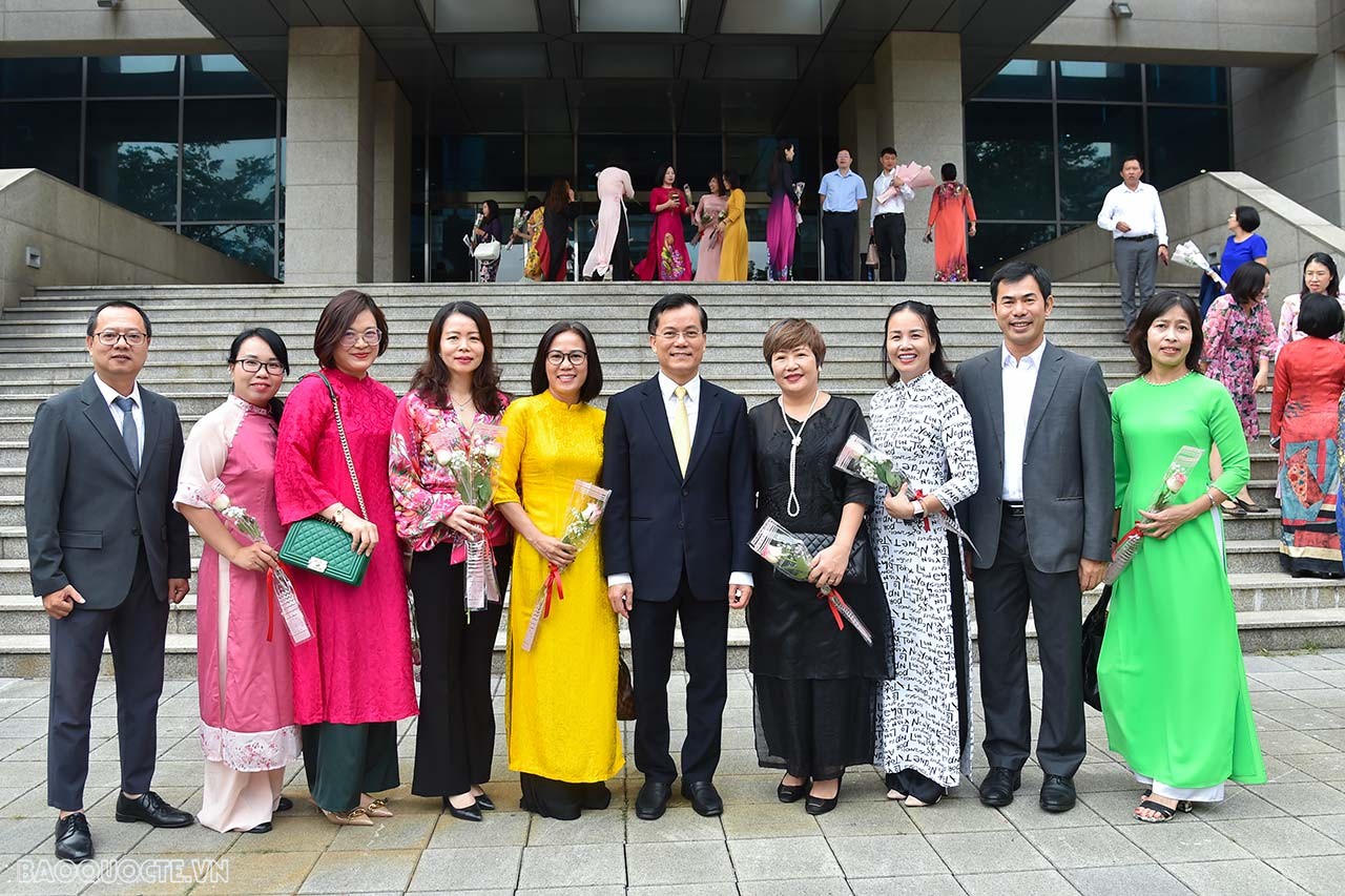 Cán bộ ngoại giao nữ luôn bản lĩnh và ý chí, nghị lực và sáng tạo, sự bao dung và lòng nhân ái