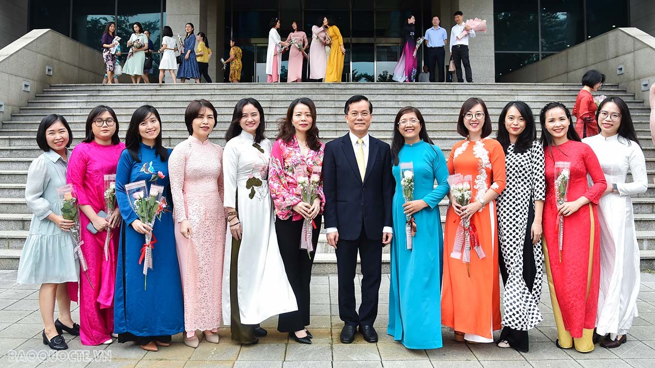 Cán bộ ngoại giao nữ luôn bản lĩnh và ý chí, nghị lực và sáng tạo, sự bao dung và lòng nhân ái