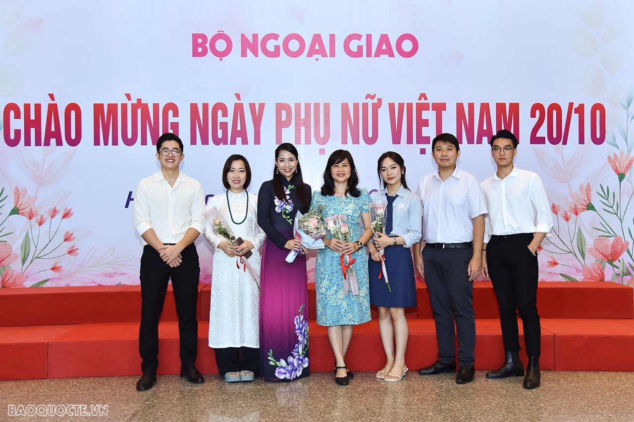 Cán bộ ngoại giao nữ luôn bản lĩnh và ý chí, nghị lực và sáng tạo, sự bao dung và lòng nhân ái