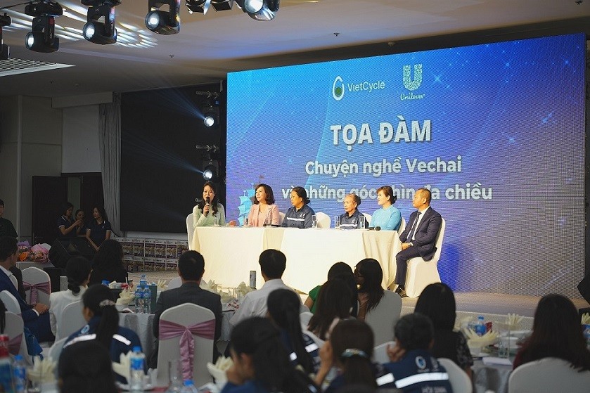 Tôn vinh các lao động nữ nghề ve chai phi chính thức trong hành trình 'Hồi sinh rác thải nhựa' Tôn vinh các lao động nữ nghề ve chai phi chính thức trong hành trình 'Hồi sinh rác thải nhựa'