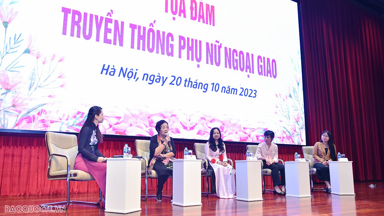 Cán bộ ngoại giao nữ tận dụng ‘ưu thế’ để trở thành ‘phái mạnh’ trong công tác