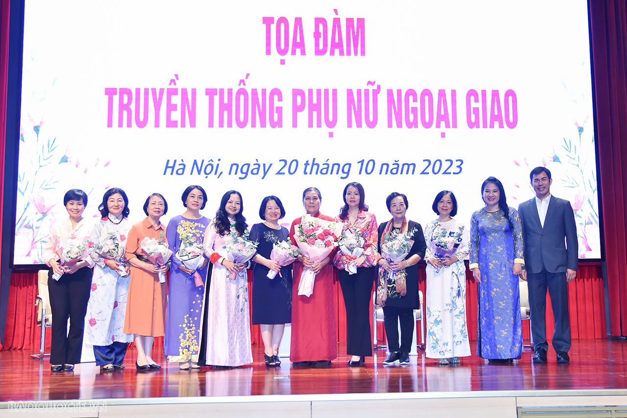 Cán bộ ngoại giao nữ tận dụng ‘ưu thế’ để trở thành ‘phái mạnh’ trong công tác
