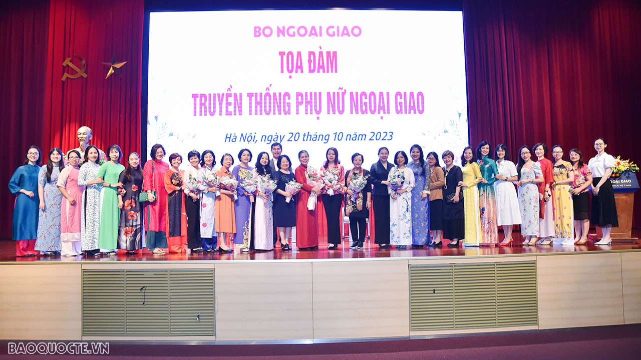 Cán bộ ngoại giao nữ tận dụng ‘ưu thế’ để trở thành ‘phái mạnh’ trong công tác