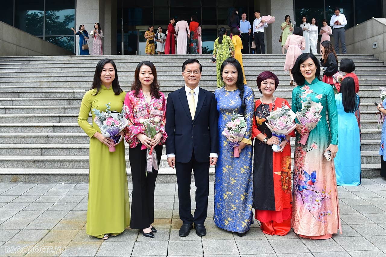 Cán bộ ngoại giao nữ luôn bản lĩnh và ý chí, nghị lực và sáng tạo, sự bao dung và lòng nhân ái